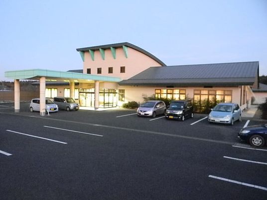 駐車場のある外観