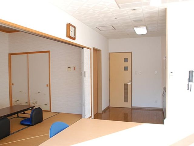 明るい和室 和室 日当たりがよく、畳が敷かれた和室です。リラックスしやすい環境で、落ち着いた雰囲気があります。