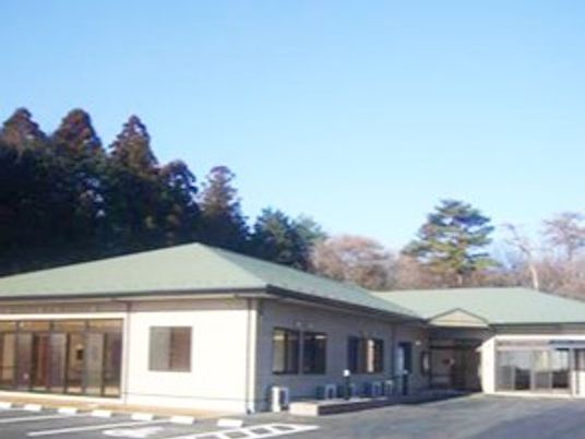 明るい施設の外観
