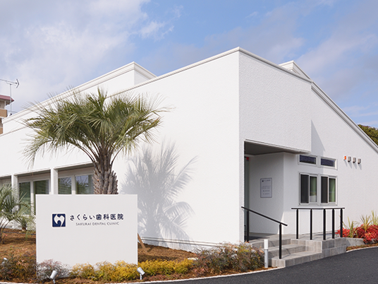 白い建物の外観  