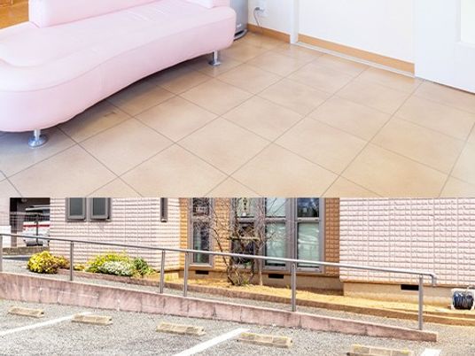 ピンクのソファのある居室  