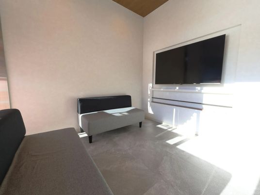 明るいテレビ付き休憩室  