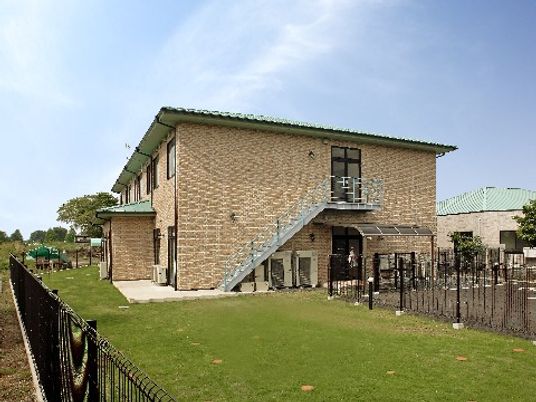 庭付きの二階建て建物