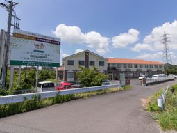 明るい日差しの施設外観