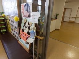 掲示物と共にある廊下