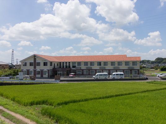 広々とした外観の建物