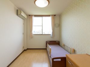 明るい個室の居室