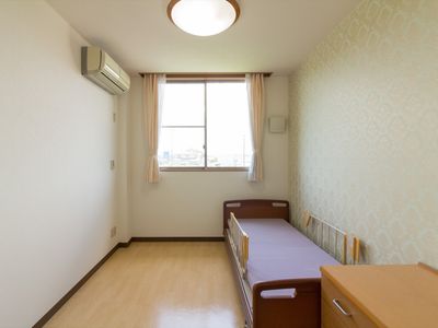 明るい個室の居室
