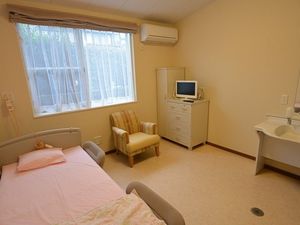 居室のベッドと洗面台  