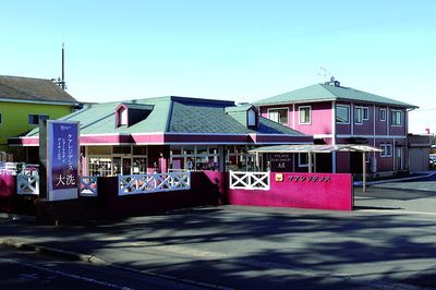 赤い外観の建物