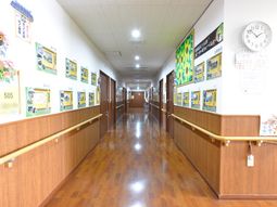 明るい廊下の風景