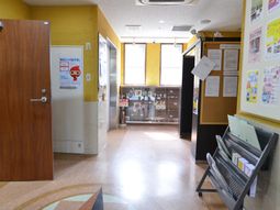 明るい廊下の一角