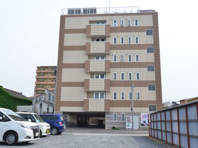 茶色い建物の外観