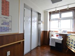 エレベーター前の案内スペース