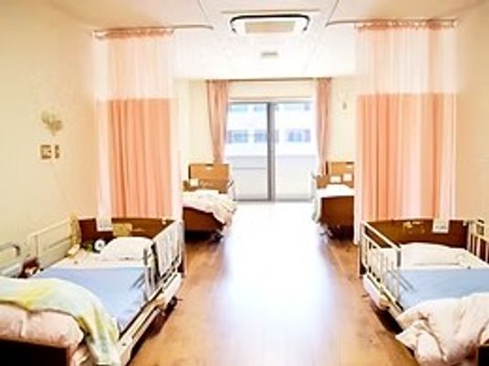 明るい多床室の居室  