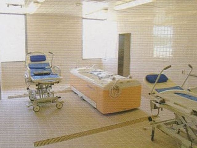 浴室設備の室内 浴室 広々とした浴室には、最新式の設備が整っており、快適な入浴介助が可能です。