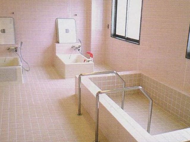 明るい設備が整う浴室 浴室 広さを活かした設計で、快適に利用できるスペースです。自然光が差し込む明るい空間です。