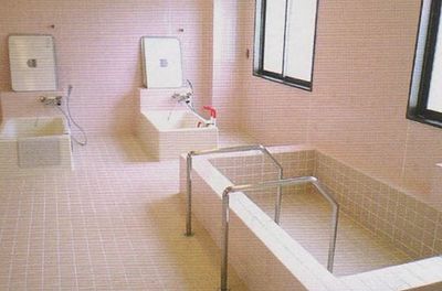明るい設備が整う浴室