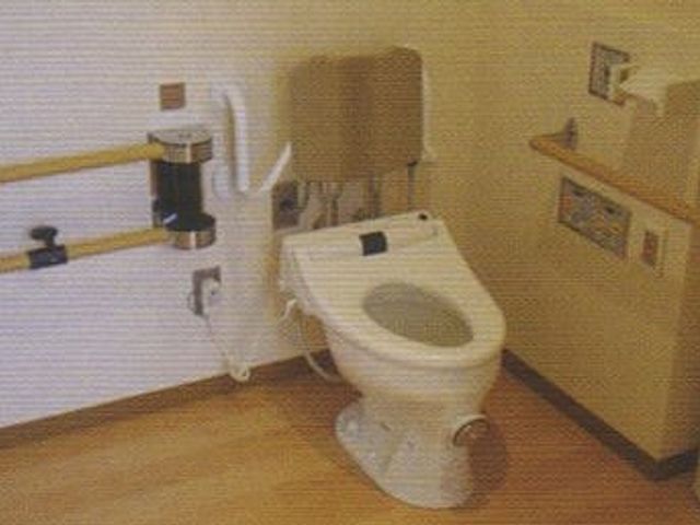 手すり付きトイレ トイレ 手すりが設置されたトイレは、介助が必要な方も安心して利用できます。清潔感があり使いやすいです。