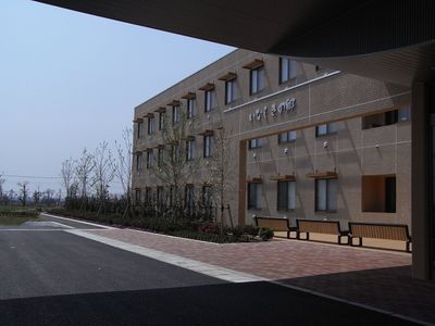 道路に面した建物外観