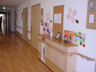 広い廊下の飾り棚