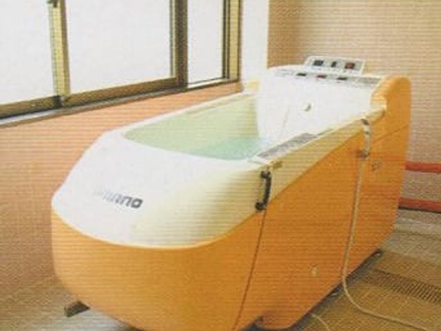 明るい浴室 浴室 自然光が差し込む清潔で開放的な部屋です。快適に入浴できる設備が整っています。