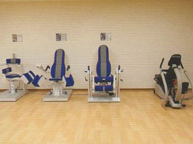 機能訓練室の設備 機能訓練室 多様な機器が揃った機能訓練室です。室内は広く、快適にトレーニングが行えます。