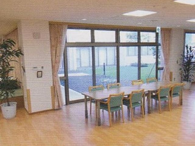 明るいダイニングルーム ダイニングルーム 自然光が差し込む広々とした空間で、テーブルを囲んで快適に働くことができます。