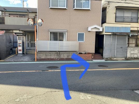 施設の外観と道路  
