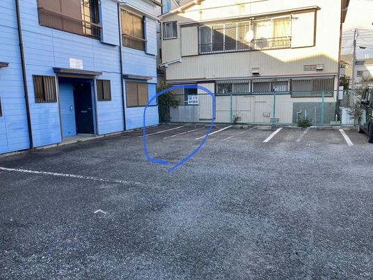 駐車場のある外観  