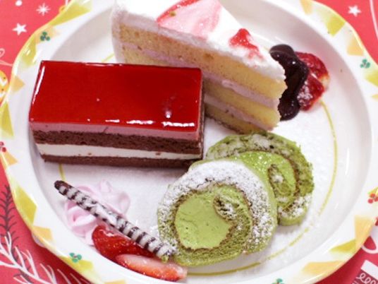 フルーツとケーキの盛り合わせ