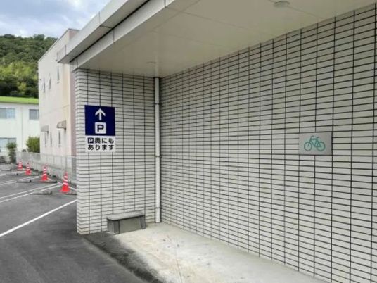 駐車場案内のある外観  