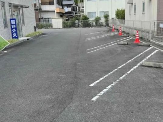 建物前の駐車場  
