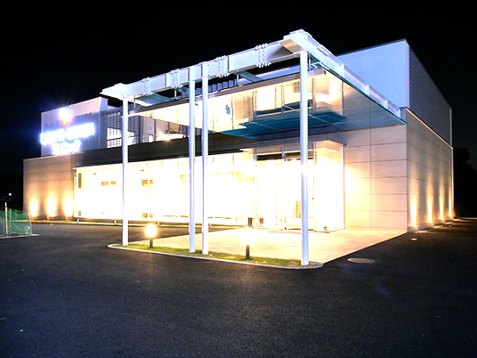 夜の建物外観  