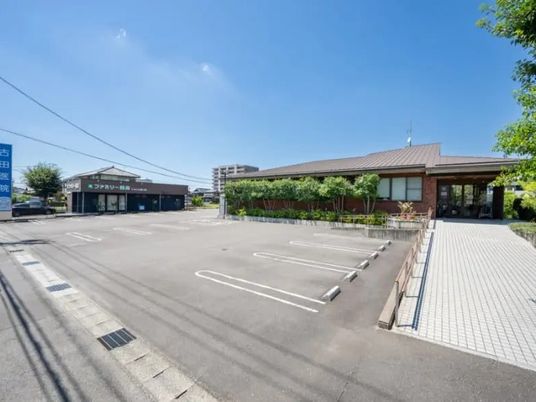 広い駐車場の外観  