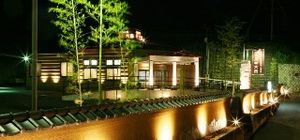 夜の外観