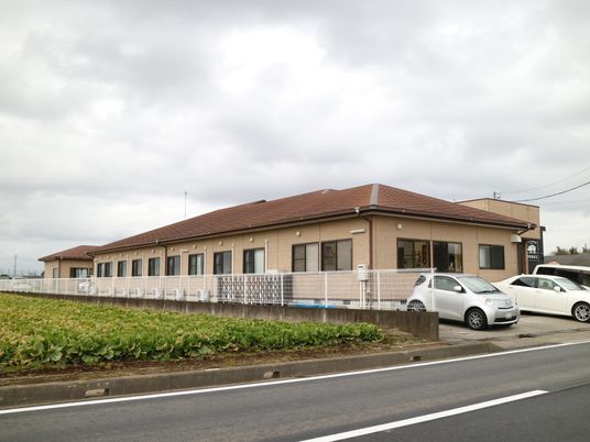 広々とした一階建ての外観