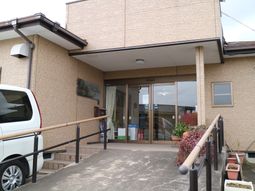 エントランスと駐車場
