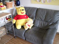 ぬいぐるみが置かれたソファ