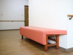 廊下にあるベンチ