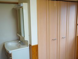 洗面台とクローゼットの一角