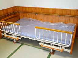 安全柵付きのベッドと畳の居室