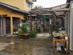 屋根付きエントランスと植物