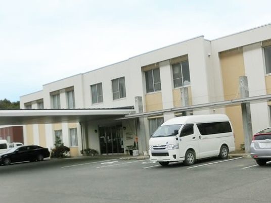 施設の外観と駐車場  
