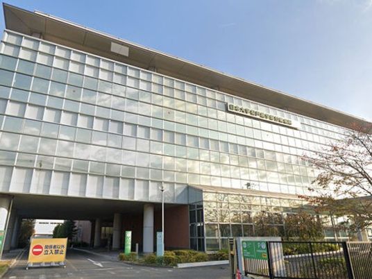 ガラス張りの施設外観  