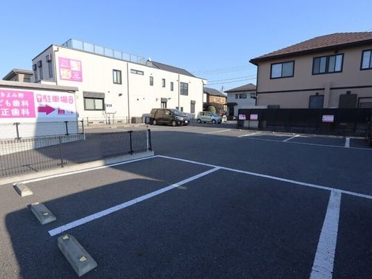 駐車場のある外観  