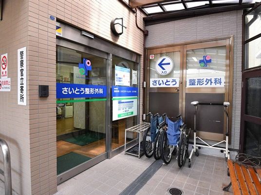 車椅子が並ぶ入口  