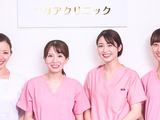 スタッフが並ぶ受付前  