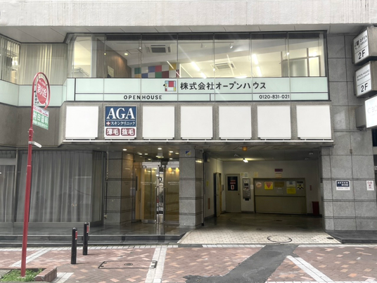 ビルのエントランス  