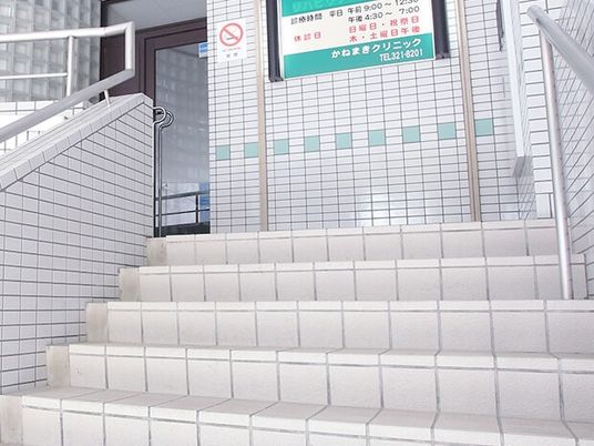 白いタイルの階段  